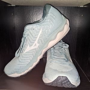 Mizuno. Tennis Shoes